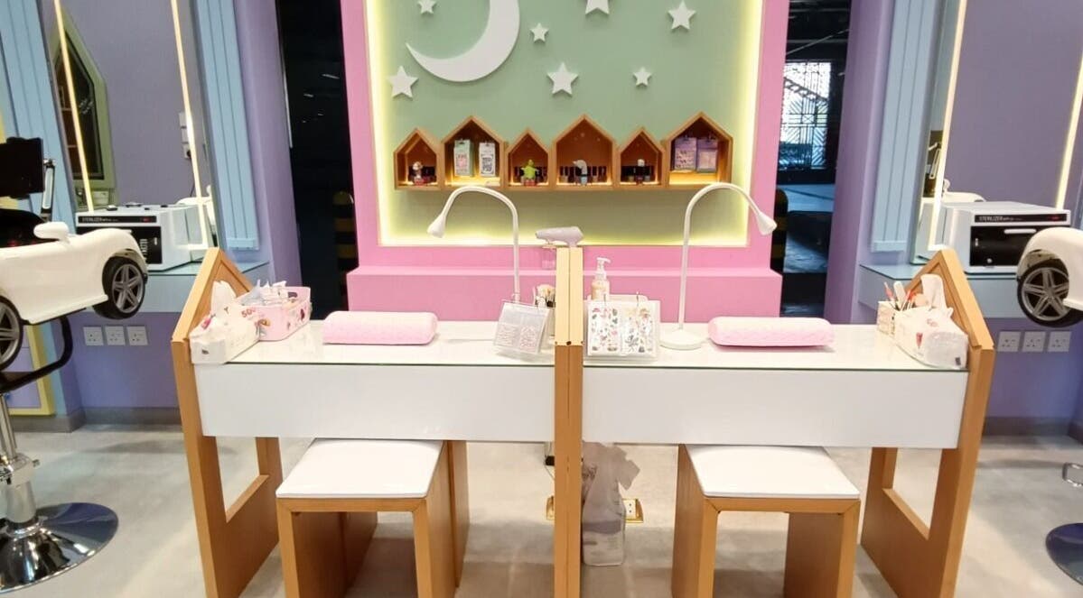 منظر لطاولة تجميل أنيقة في B-Style Jazan Mall، جازان، منطقة جازان، السعودية.