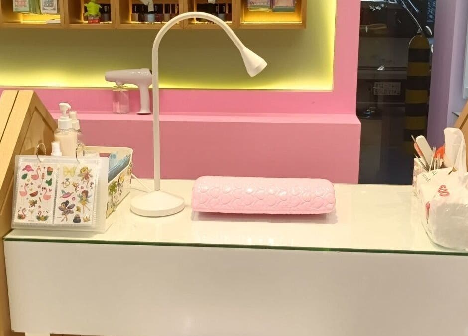 منضدة مانيكير في B-Style Jazan Mall بجازان، تضم أدوات تجميل بإضاءة مريحة.