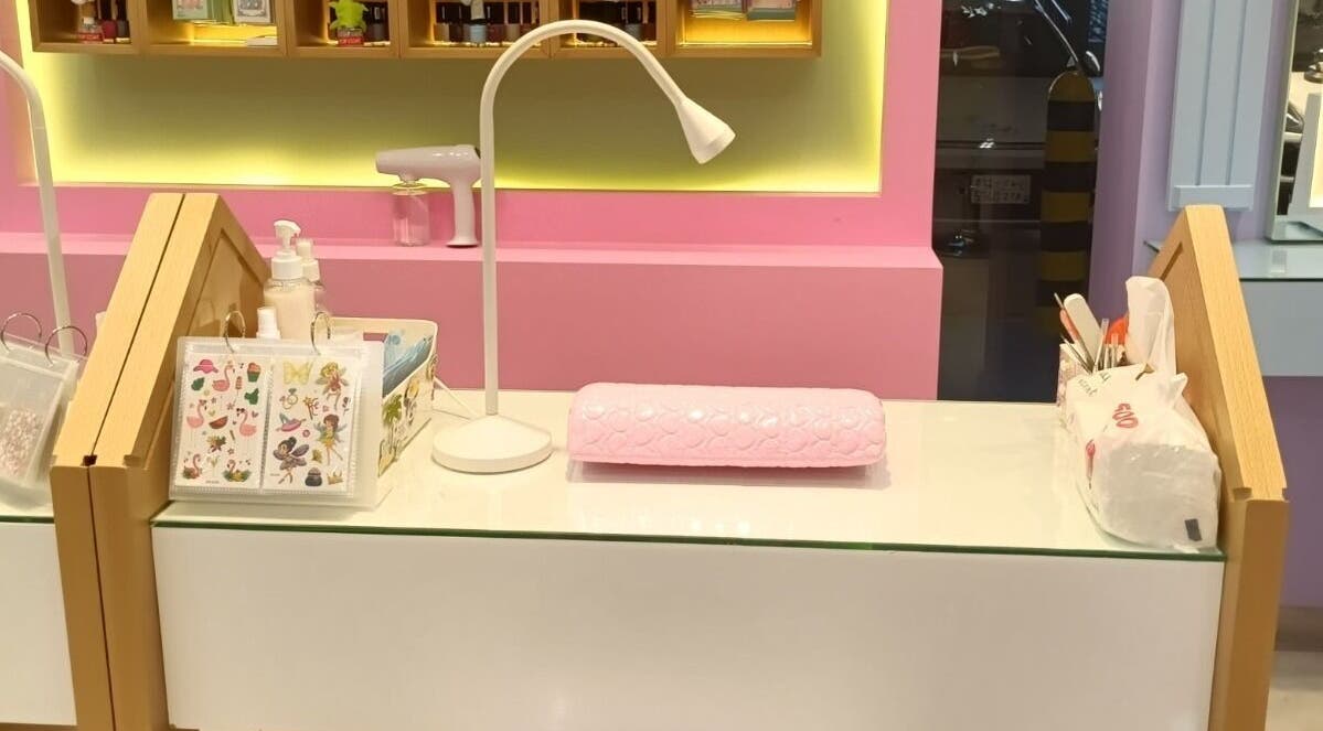 منضدة مانيكير في B-Style Jazan Mall بجازان، تضم أدوات تجميل بإضاءة مريحة.