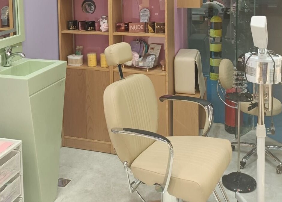 صالون حديث في B-Style Jazan Mall مع مقاعد أنيقة في جازان، منطقة جازان، السعودية.