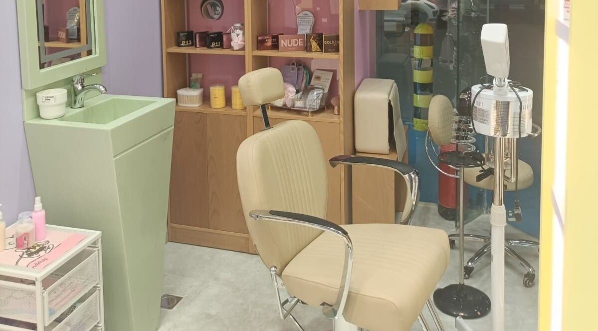 صالون حديث في B-Style Jazan Mall مع مقاعد أنيقة في جازان، منطقة جازان، السعودية.