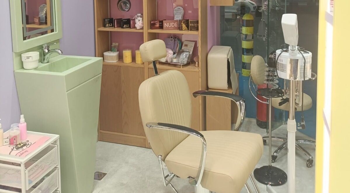 صالون حديث في B-Style Jazan Mall مع مقاعد أنيقة في جازان، منطقة جازان، السعودية.