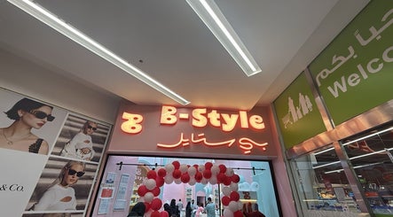 مدخل B-Style Masharf Hills مضاء بالنيون في الرياض, منطقة الرياض, SA، مع لافتات ترحيبية.