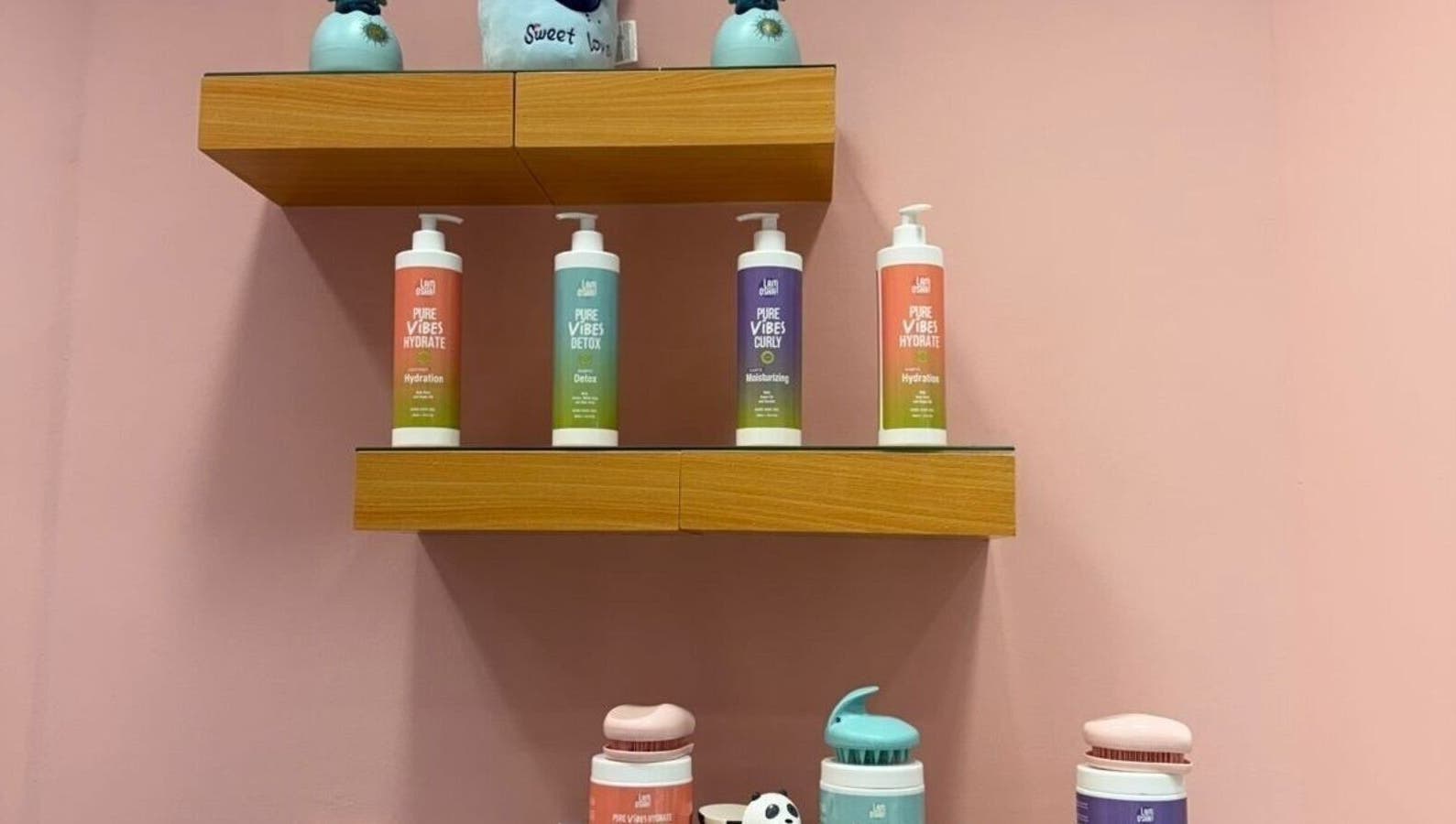 منتجات ترطيب شعر في B-Style Qasr Mall الرياض, SA معلق على رف خشبي.