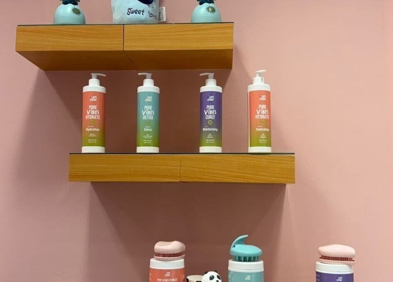 منتجات ترطيب شعر في B-Style Qasr Mall الرياض, SA معلق على رف خشبي.