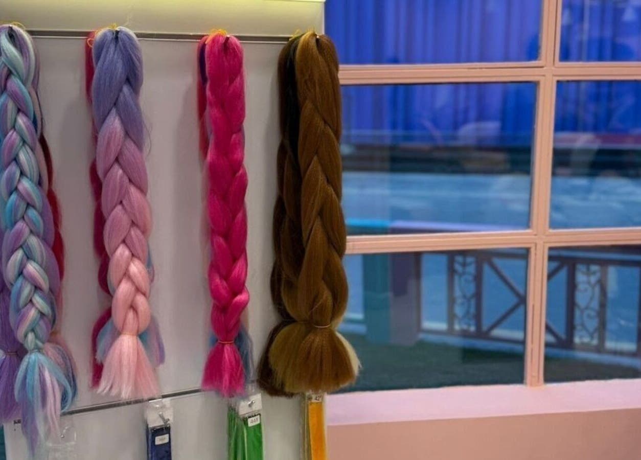 ملحقات شعر ملونة بتصاميم ضفائر في B-Style Qasr Mall الرياض, SA. تنوع أنيق وجذاب.