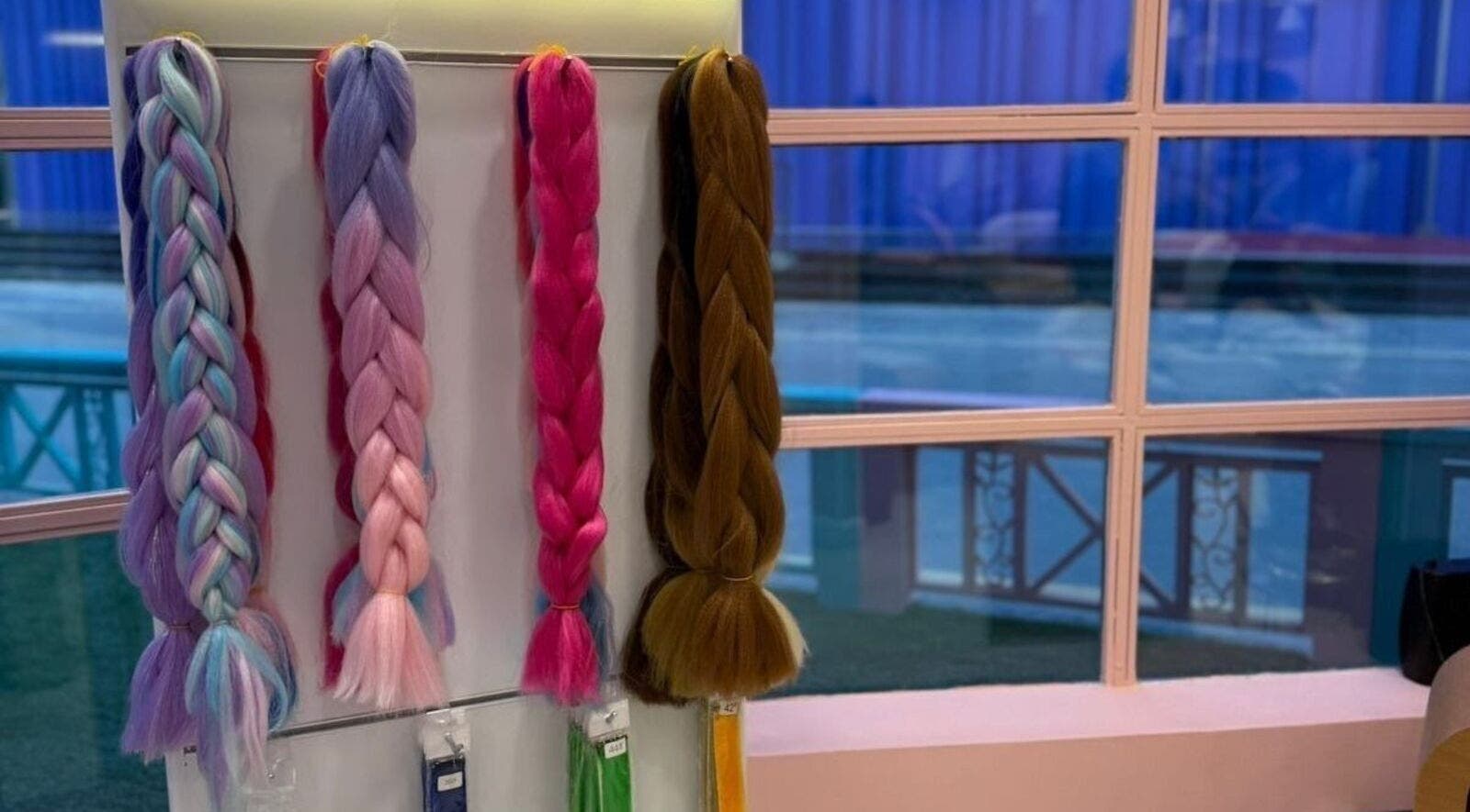 ملحقات شعر ملونة بتصاميم ضفائر في B-Style Qasr Mall الرياض, SA. تنوع أنيق وجذاب.