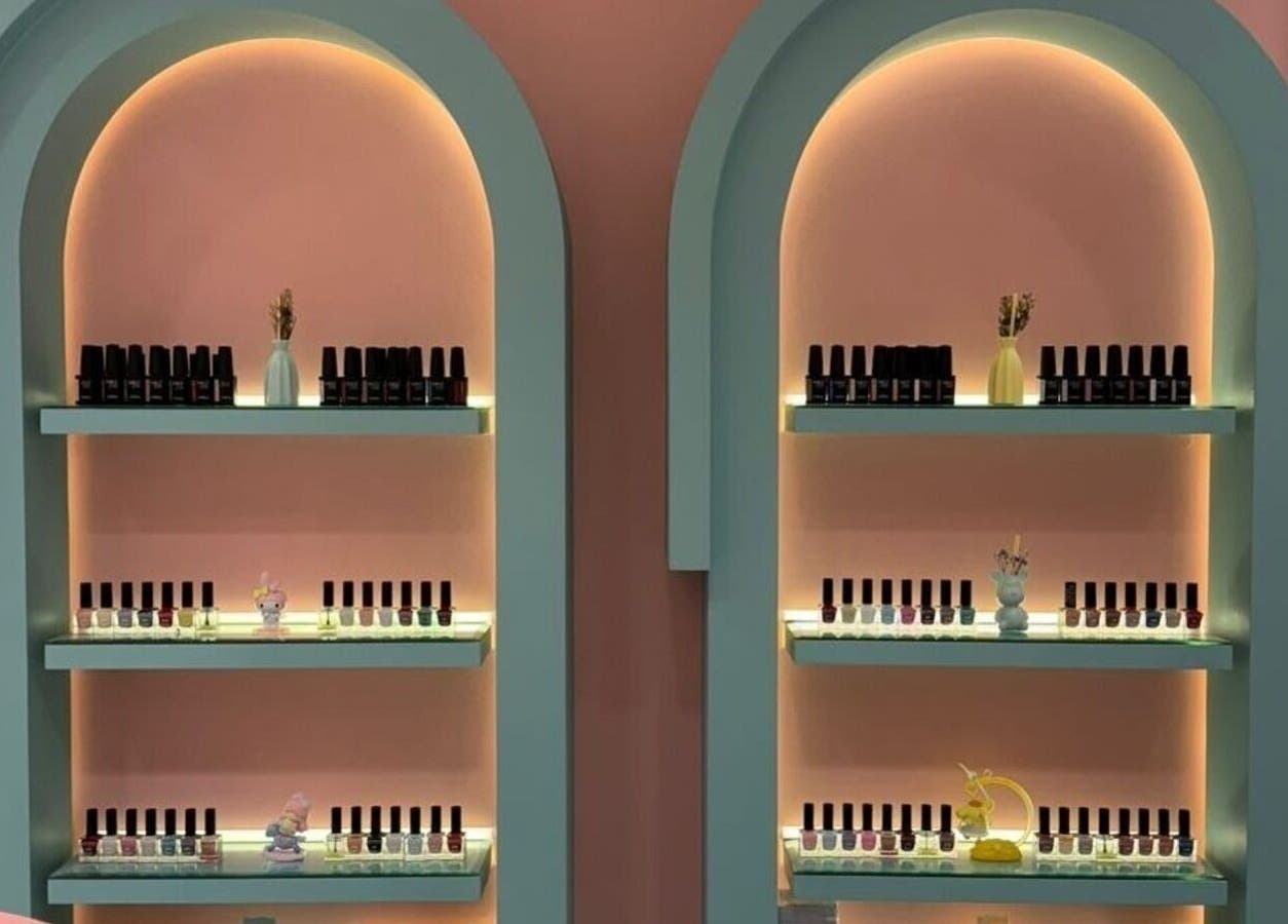 أرفف مدهشة في B-Style Qasr Mall بالرياض، SA تعرض مجموعة واسعة من مستحضرات التجميل.