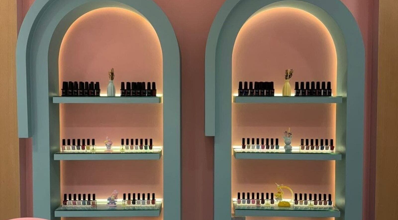 أرفف مدهشة في B-Style Qasr Mall بالرياض، SA تعرض مجموعة واسعة من مستحضرات التجميل.