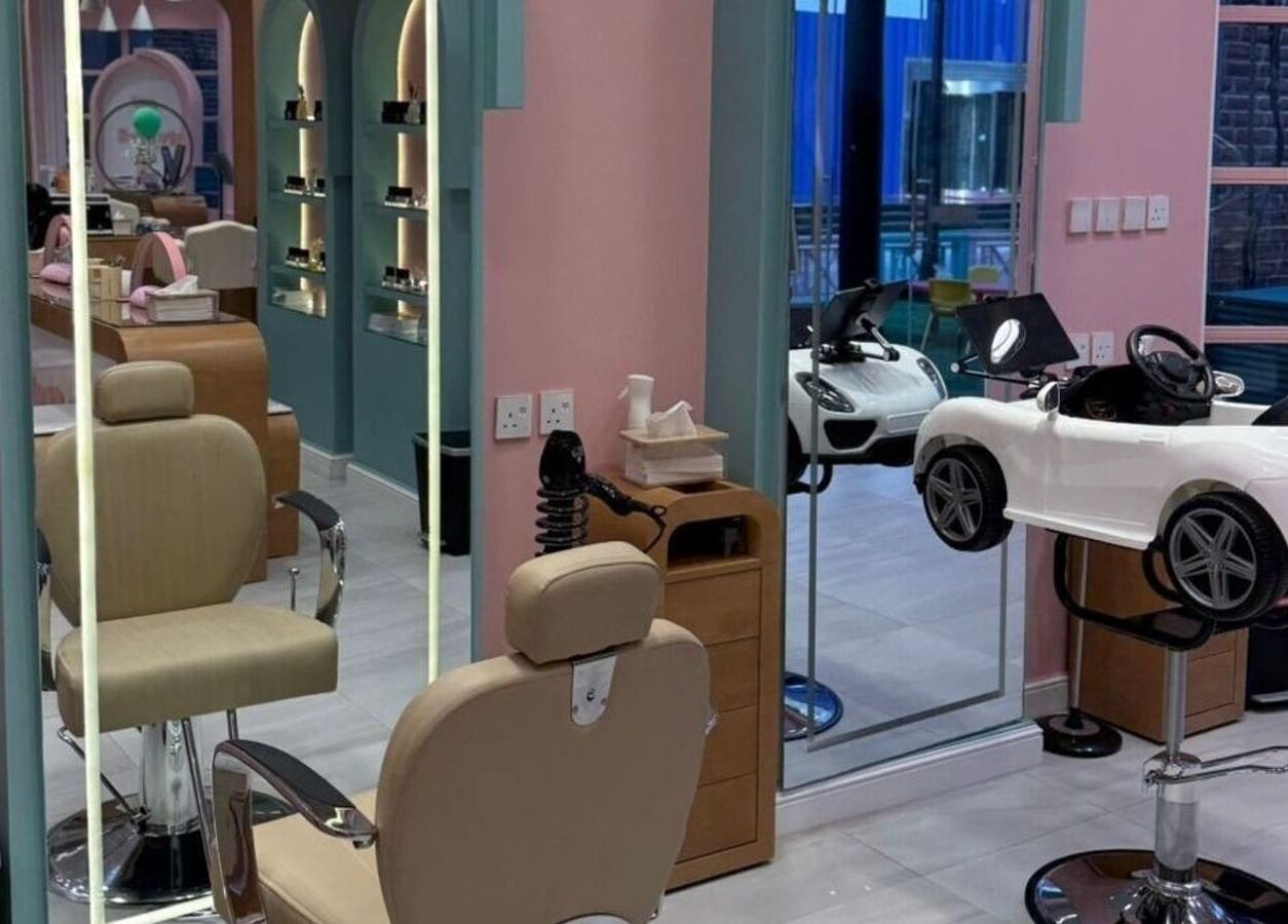 صالون حديث للأطفال في B-Style Qasr Mall, الرياض, SA مزود بكراسي مبتكرة موضوعة بديكور أنيق.