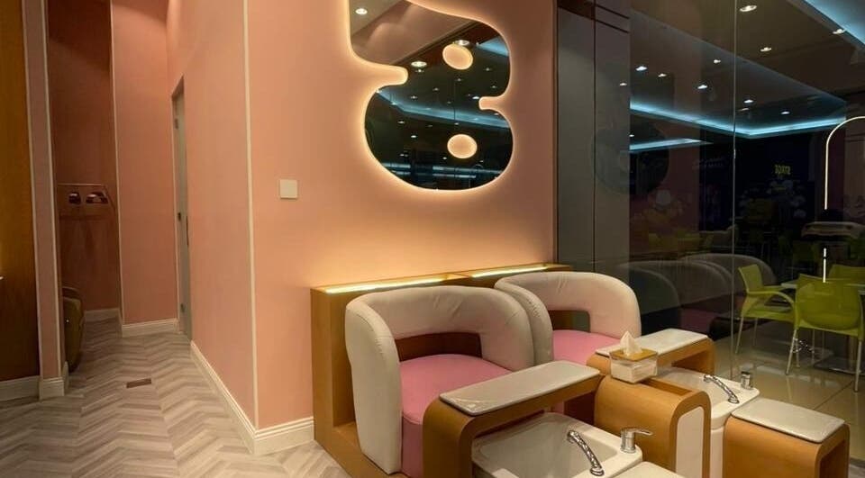 مظهر داخلي أنيق في B-Style Qasr Mall, البكيرية, منطقة القصيم, SA مع كراسي مريحة ولمسات عصرية.