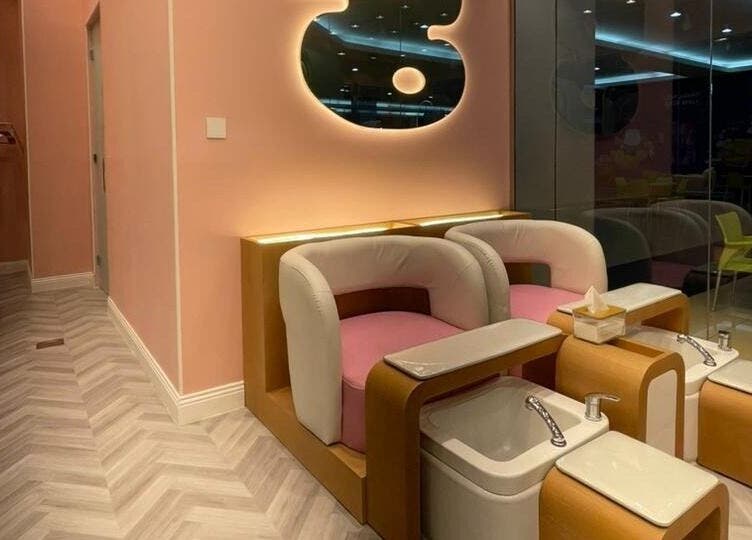 مقاعد تجميل مريحة بمركز B-Style Qasr Mall في البكيرية, منطقة القصيم, SA بتصميم أنيق.