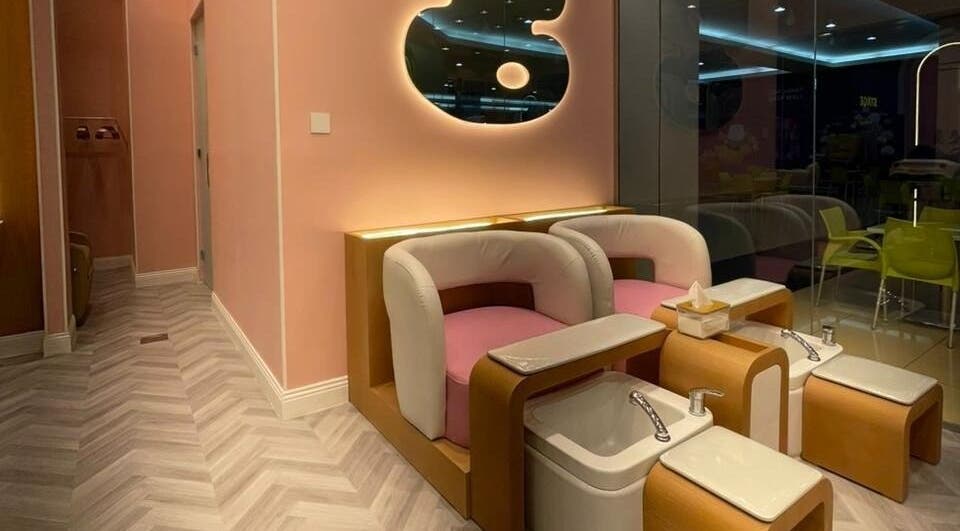 مقاعد تجميل مريحة بمركز B-Style Qasr Mall في البكيرية, منطقة القصيم, SA بتصميم أنيق.