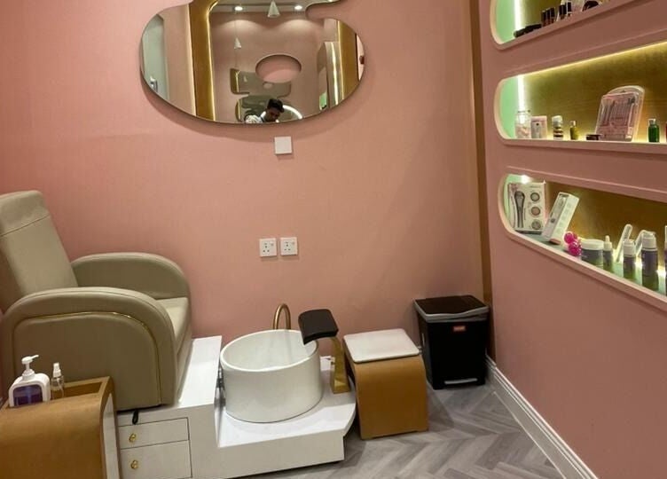 غرفة استرخاء متكاملة في B-Style Qasr Mall، البكيرية، منطقة القصيم، SA تشمل كرسي بديكور وردي.