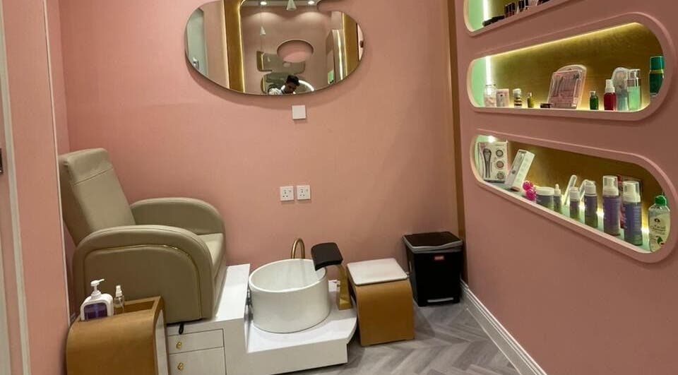 غرفة استرخاء متكاملة في B-Style Qasr Mall، البكيرية، منطقة القصيم، SA تشمل كرسي بديكور وردي.