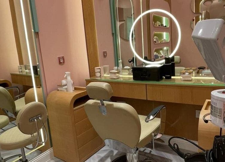 منظر داخلي لصالون بيوتي في B-Style Qasr Mall في البكيرية, منطقة القصيم, SA يظهر كراسي تصفيف الشعر.