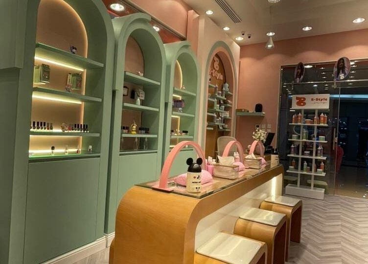 تصميم داخلي أنيق في B-Style Qasr Mall، البكيرية, منطقة القصيم, SA يعرض رفوف مستحضرات التجميل.