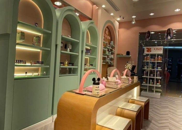 تصميم داخلي أنيق في B-Style Qasr Mall، البكيرية, منطقة القصيم, SA يعرض رفوف مستحضرات التجميل.