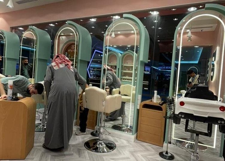 صالون حديث في B-Style Qasr Mall، البكيرية، منطقة القصيم، SA يظهر مرايا ومقاعد تصفيف.