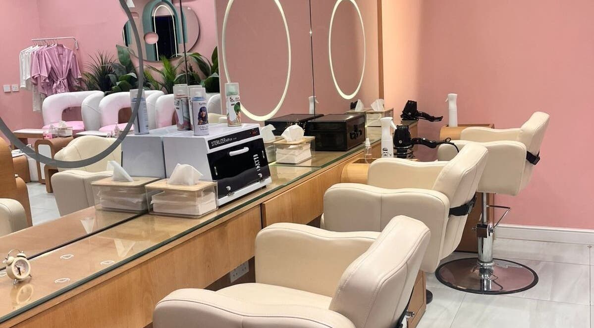 صورة داخلية لصالون بيوتي-ستايل بوليفارد الرياض، الرياض، منطقة الرياض، SA مع كراسي وأدوات تجميل.
