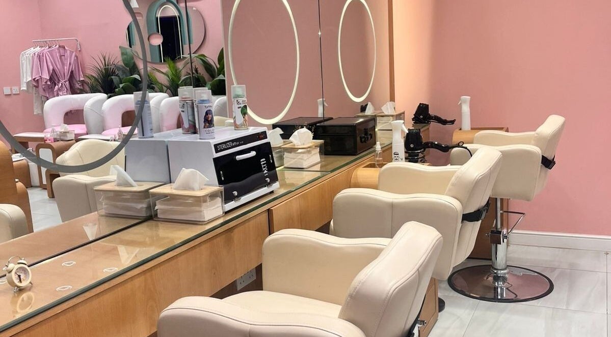 صورة داخلية لصالون بيوتي-ستايل بوليفارد الرياض، الرياض، منطقة الرياض، SA مع كراسي وأدوات تجميل.