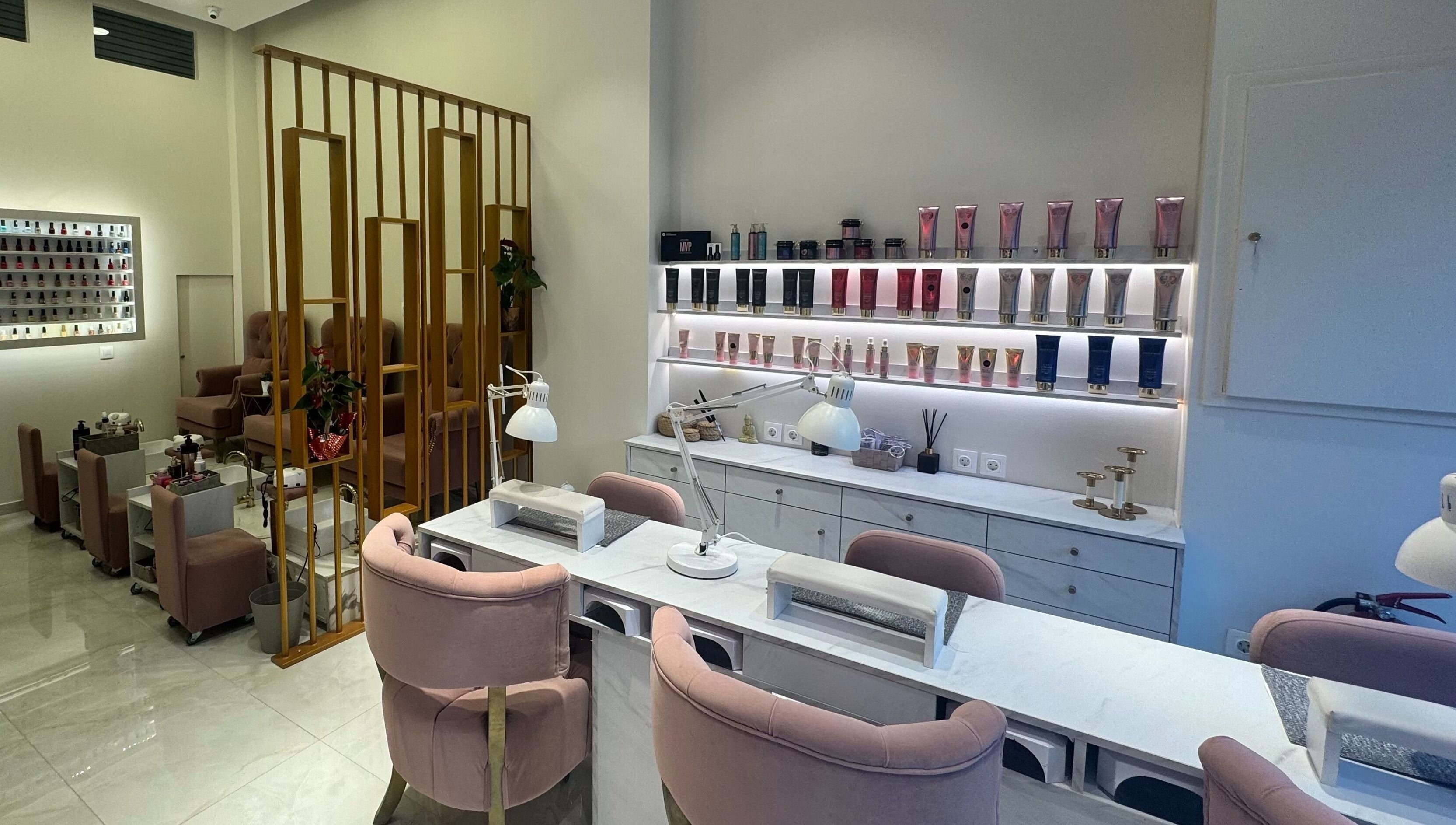 Άποψη του εσωτερικού του Fairydust σε Βύρωνας, GR, με άνετες καρέκλες και προϊόντα ομορφιάς στους τοίχους.