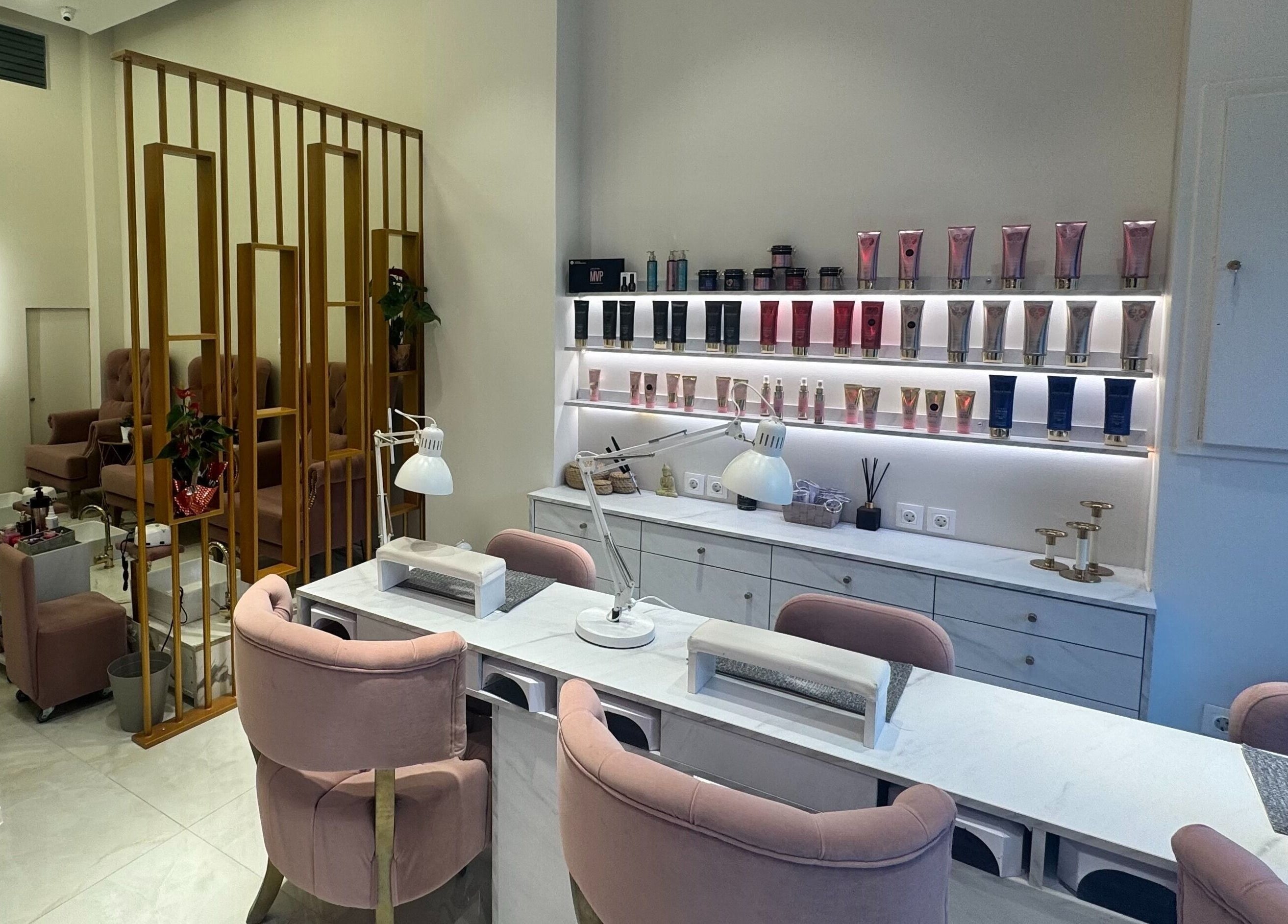 Άποψη του εσωτερικού του Fairydust σε Βύρωνας, GR, με άνετες καρέκλες και προϊόντα ομορφιάς στους τοίχους.