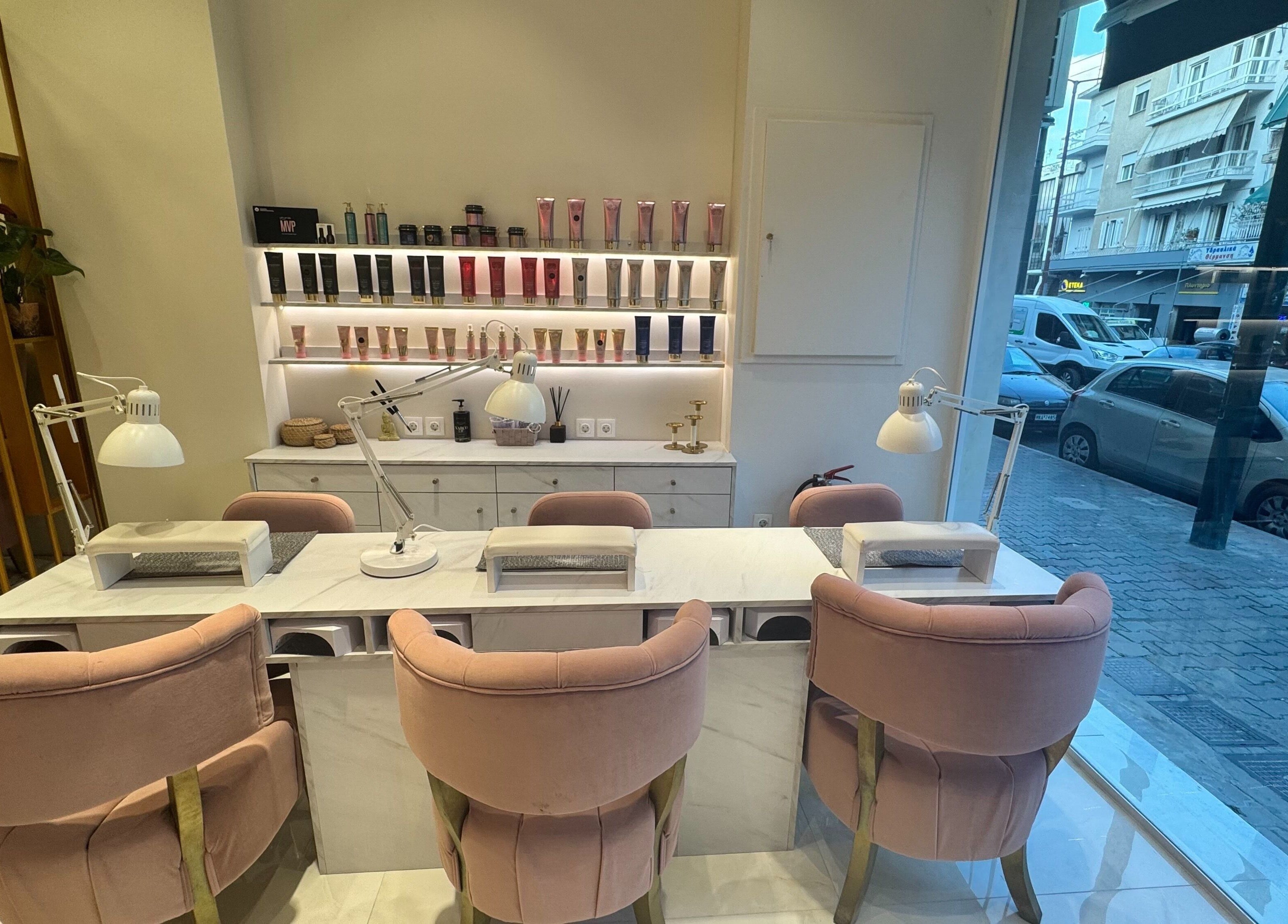 Κομψό σαλόνι ομορφιάς στο Fairydust, Βύρωνας, GR με ροζ καρέκλες και κομψό σχεδιασμό φωτισμού.