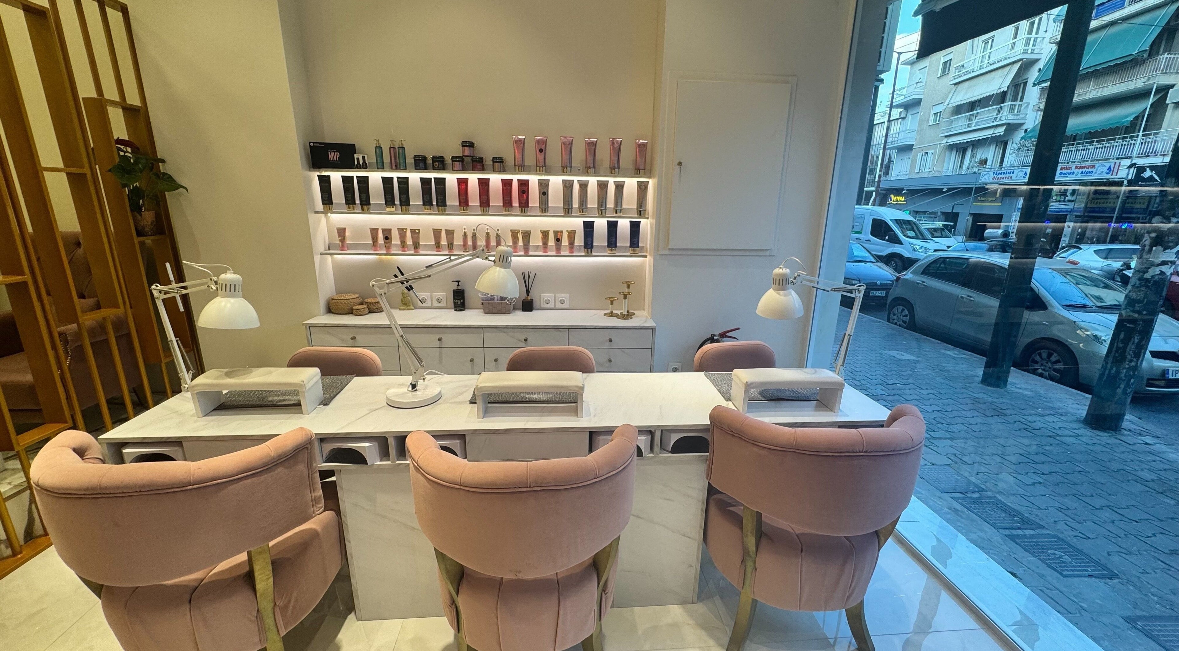 Κομψό σαλόνι ομορφιάς στο Fairydust, Βύρωνας, GR με ροζ καρέκλες και κομψό σχεδιασμό φωτισμού.