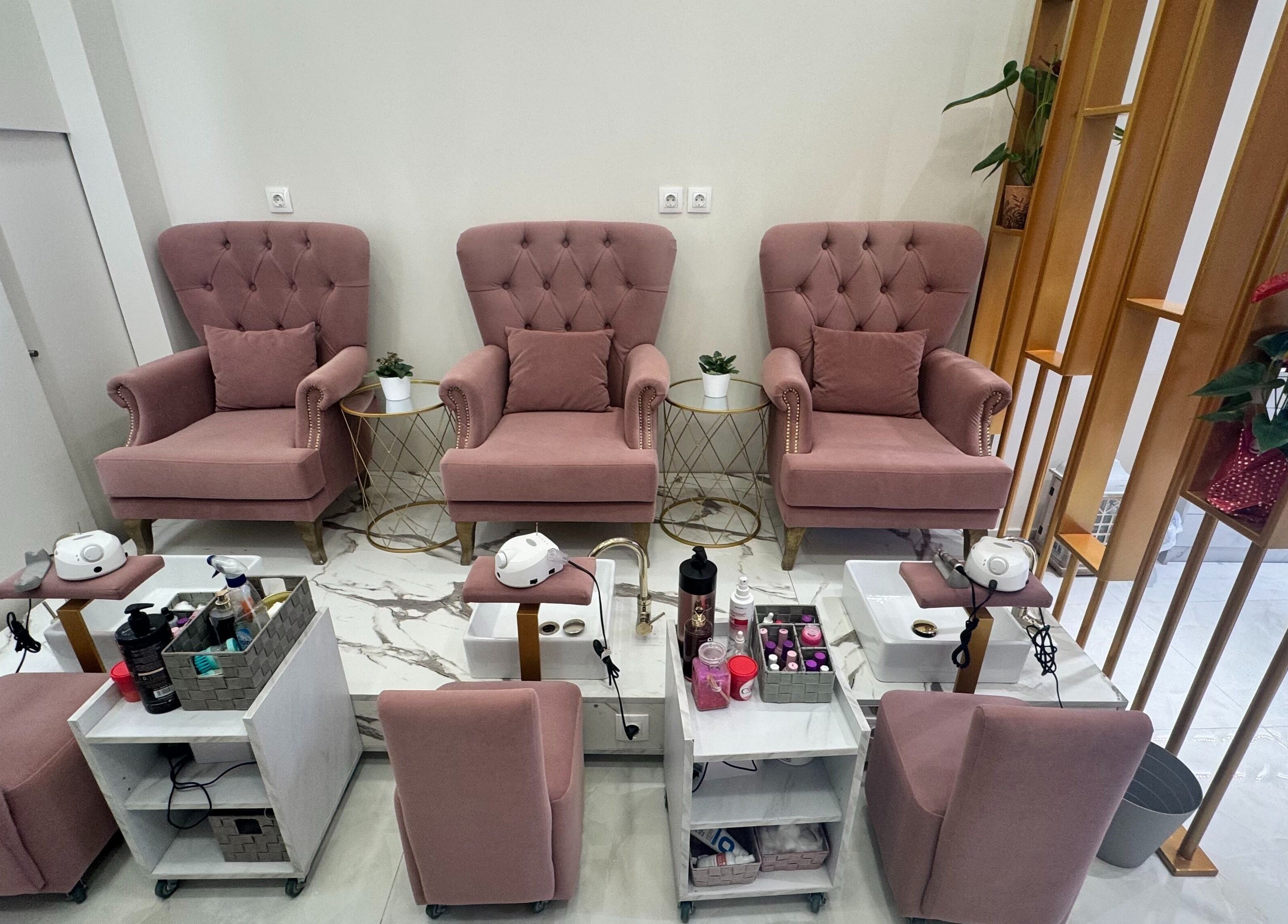 Άνετα ροζ καθίσματα για περιποίηση νυχιών στο Fairydust, Βύρωνας, GR.