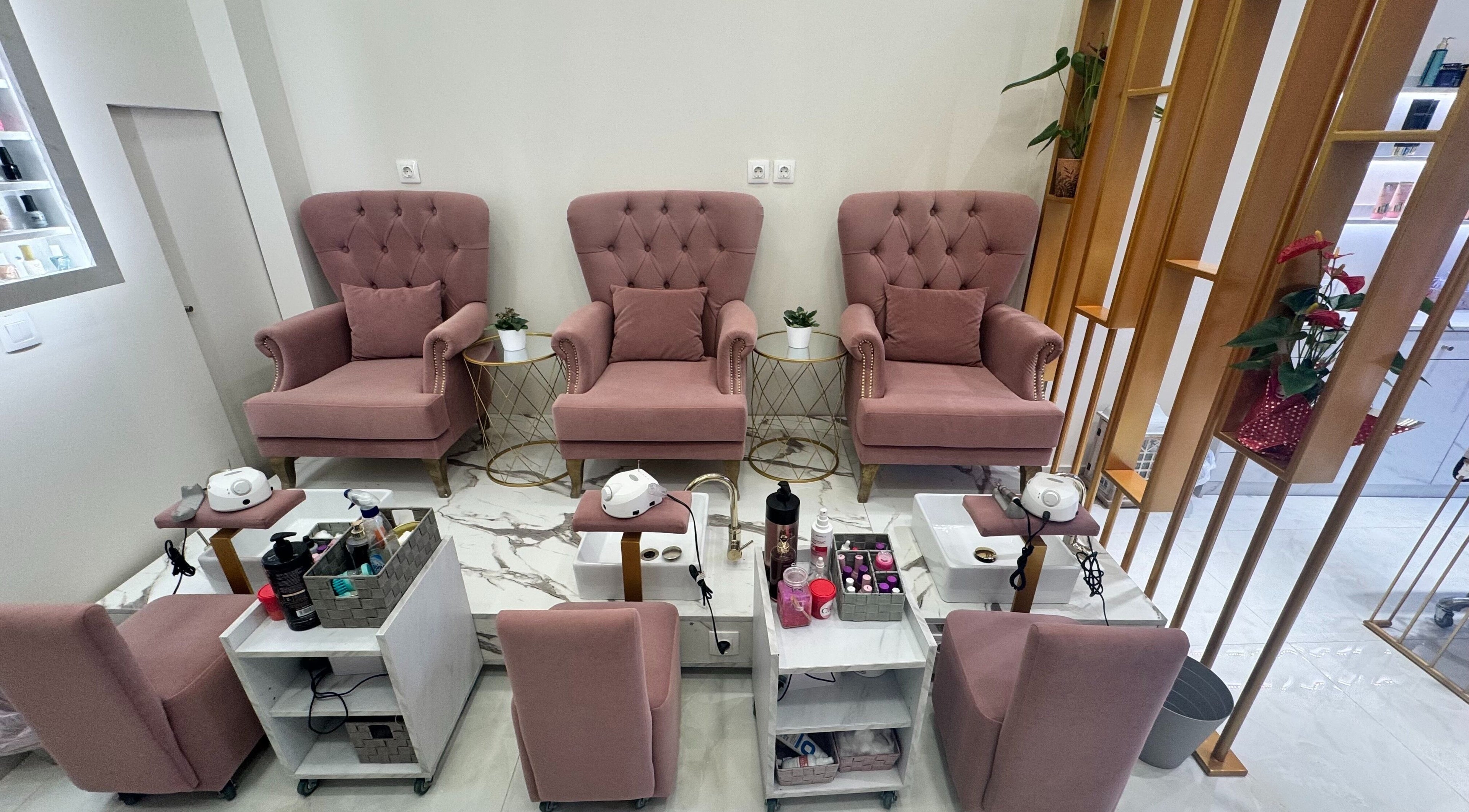 Άνετα ροζ καθίσματα για περιποίηση νυχιών στο Fairydust, Βύρωνας, GR.