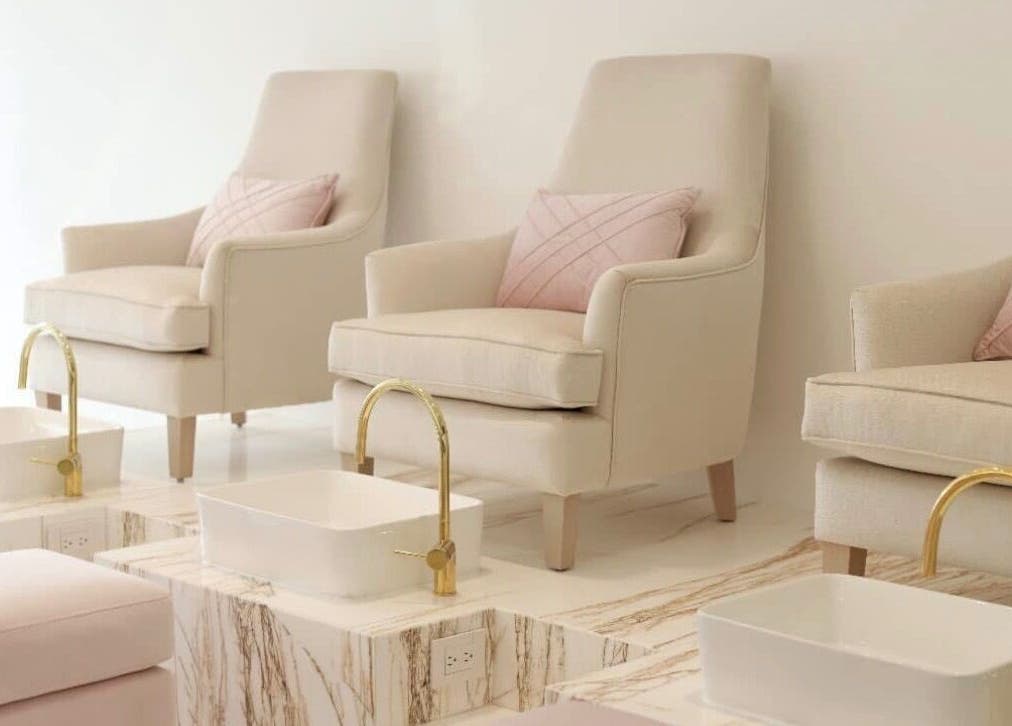 Sillas de lujo en Manee Beauty, Guadalajara, Jalisco, MX para tratamientos de belleza relajantes.