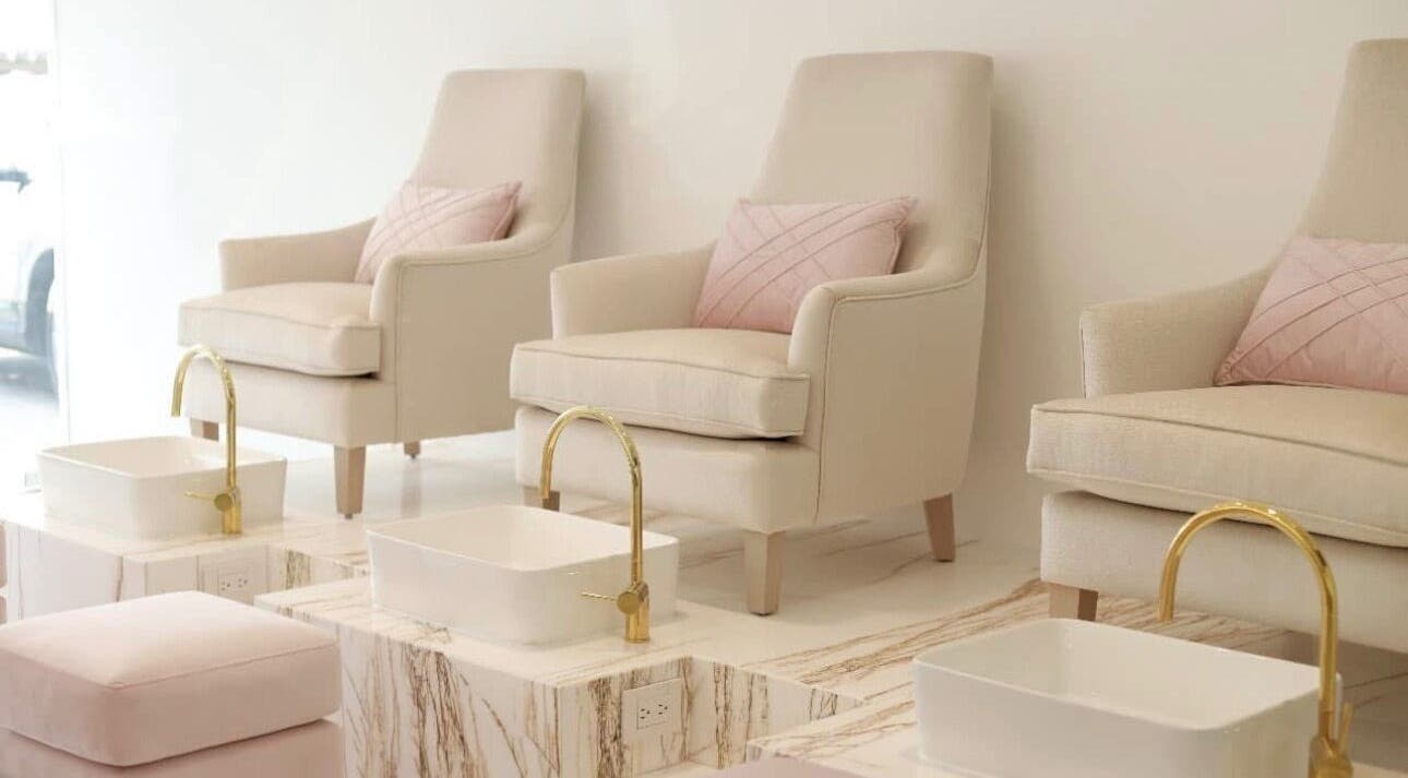 Sillas de lujo en Manee Beauty, Guadalajara, Jalisco, MX para tratamientos de belleza relajantes.