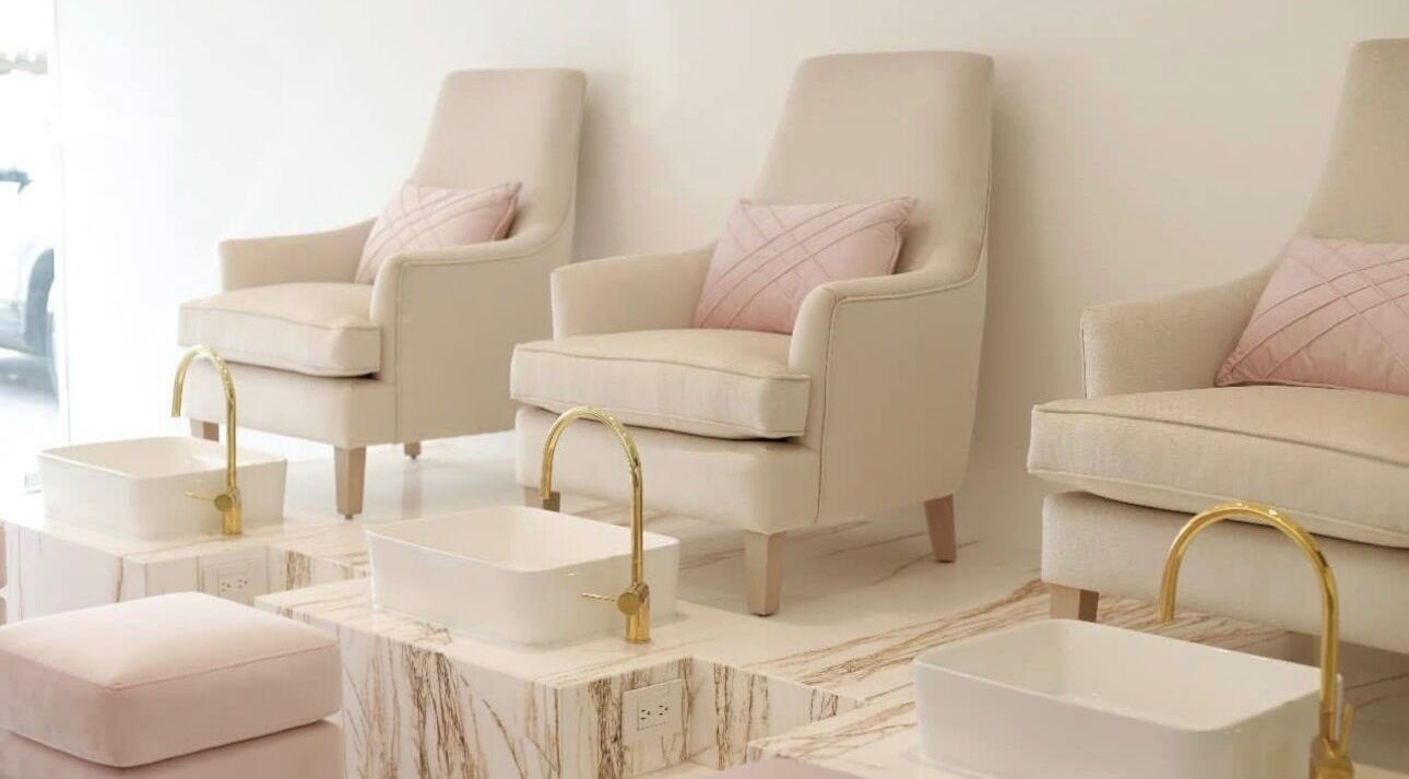 Sillas de lujo en Manee Beauty, Guadalajara, Jalisco, MX para tratamientos de belleza relajantes.