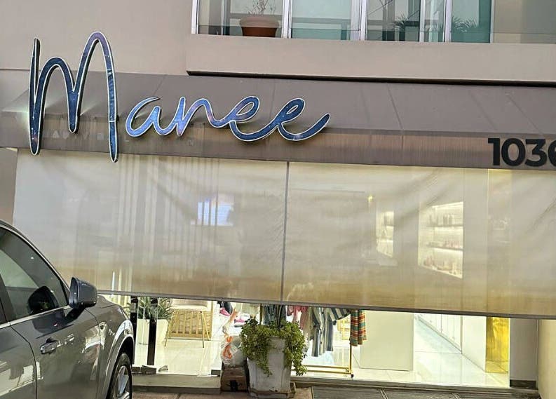 Fachada de Manee Beauty en Guadalajara, Jalisco, MX, mostrando una entrada moderna y atractiva.