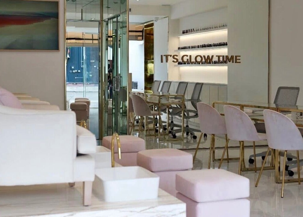 Interior de Manee Beauty en Guadalajara, Jalisco, MX, con elegantes asientos y decoración moderna.