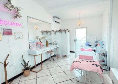 Interior elegante del salón Beauté Studio en Chihuahua, Chihuahua, MX, con decoración floral y luz natural.