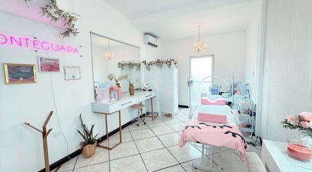Interior elegante del salón Beauté Studio en Chihuahua, Chihuahua, MX, con decoración floral y luz natural.