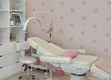 Sala de tratamiento en Beauté Studio, Chihuahua, MX con camilla y decoración en tonos rosados.