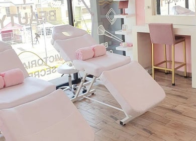 Sala de tratamientos en Beauté Studio, Chihuahua, Chihuahua, MX con camillas y decoración moderna.
