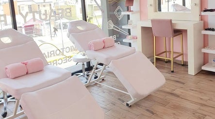Sala de tratamientos en Beauté Studio, Chihuahua, Chihuahua, MX con camillas y decoración moderna.