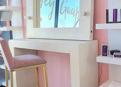Elegante tocador en Beauté Studio, Chihuahua, Chihuahua, MX, ideal para maquillaje y belleza.