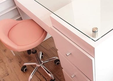 Estación de belleza en Beauté Studio, Chihuahua, MX. Silla rosa y escritorio moderno para tratamientos estéticos.