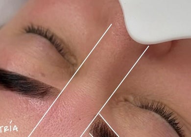 Tratamiento de cejas en Beauté Studio en Chihuahua, Chihuahua, MX, mostrando precisión y simetría.