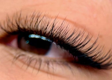 Close-up de un ojo con extensiones de pestañas en Beauté Studio, Chihuahua, Chihuahua, MX.