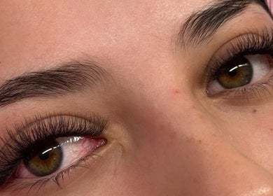Extensiones de pestañas en Beauté Studio, Chihuahua, Chihuahua, MX, realzando la mirada con elegancia.