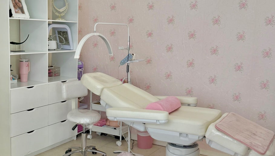 Espacio de tratamientos en Beauté Studio en Chihuahua, Chihuahua, MX con camilla y decoración acogedora.