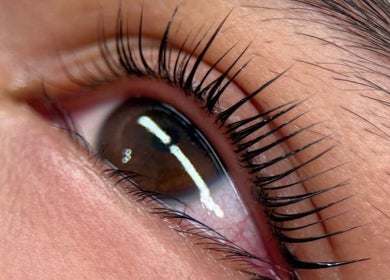 Extensiones de pestañas en Beauté Studio, Chihuahua, Chihuahua, MX, resaltan una mirada impresionante.