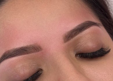 Cejas depiladas y maquillaje en Beauté Studio, Chihuahua, Chihuahua, MX.