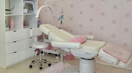 Sala de tratamiento en Beauté Studio con silla blanca y detalles rosas en Chihuahua, Chihuahua, MX.